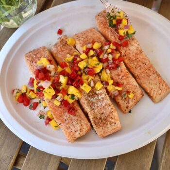 Grilled salmon with mango salsa