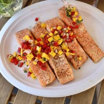 Grilled salmon with mango salsa
